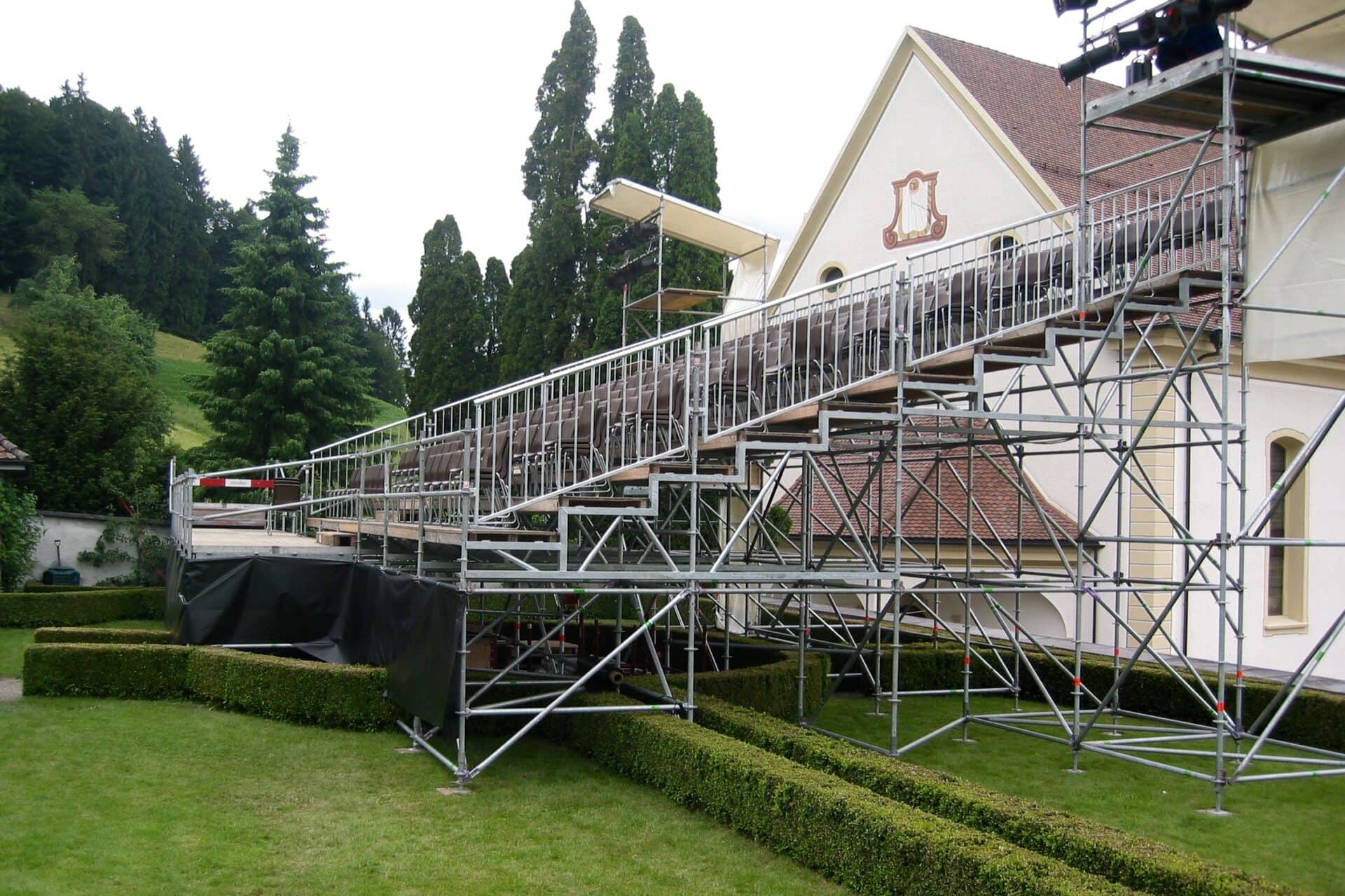 Tribüne über Ziergarten