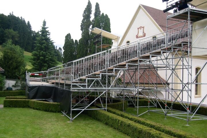 Tribüne über Ziergarten